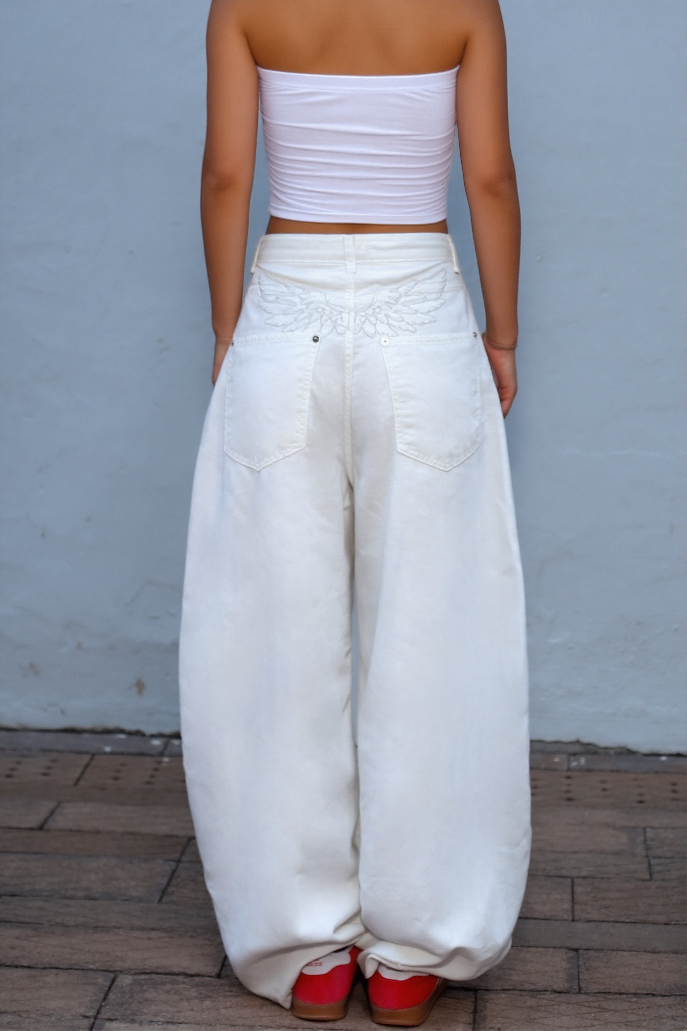 【大熱刺繡彎刀牛仔褲】Back Wing White Barrel Jeans