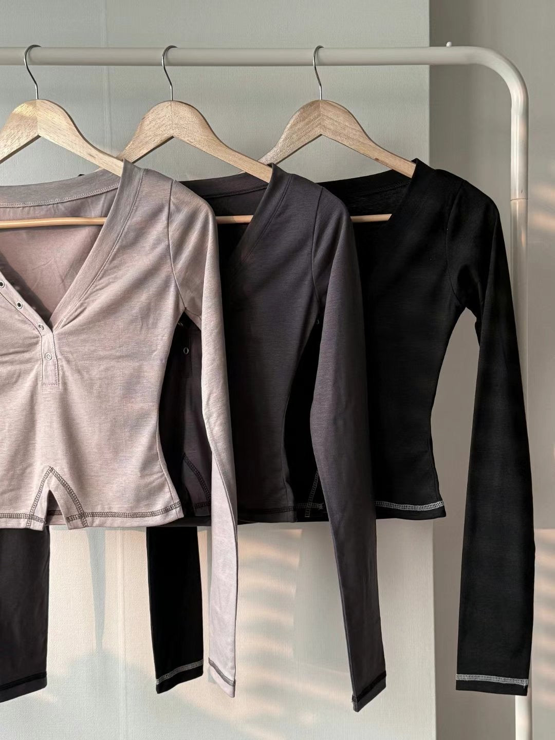 【吸睛小性感V領Top✨】Sunna V-Neck Solid Top