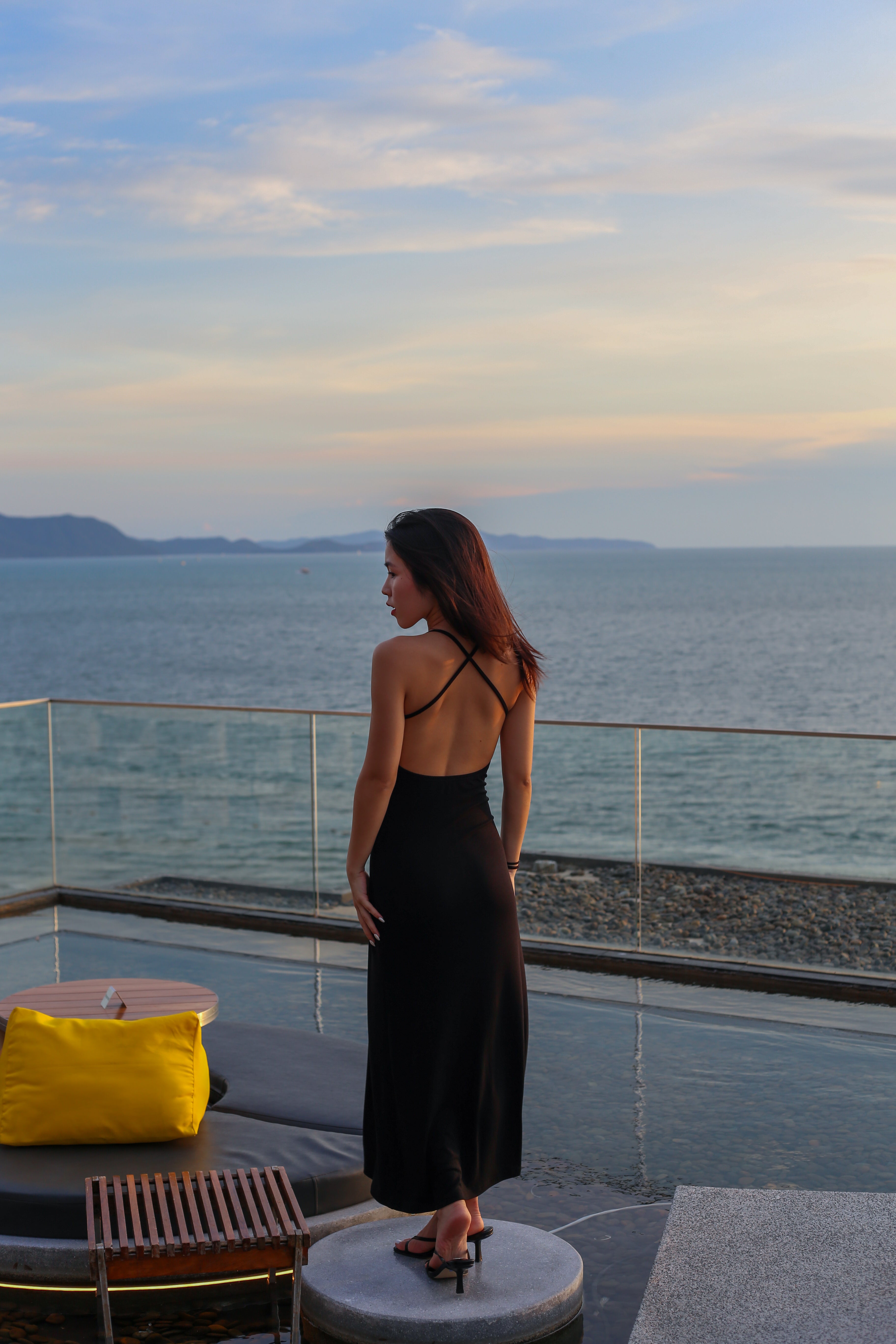 【✔️PAD｜交叉露背設計】Front Split Cross Backless Dress
