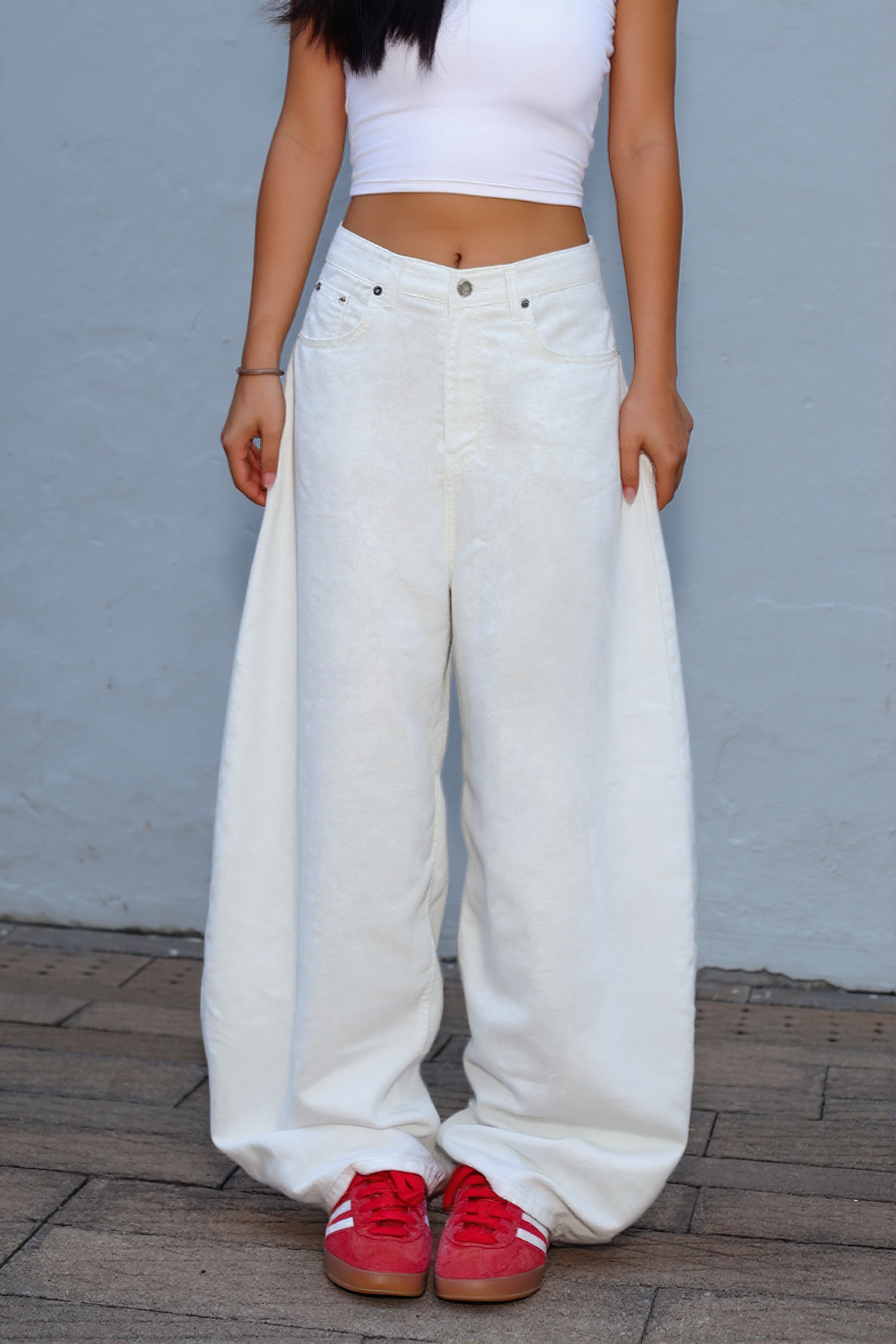 【大熱刺繡彎刀牛仔褲】Back Wing White Barrel Jeans